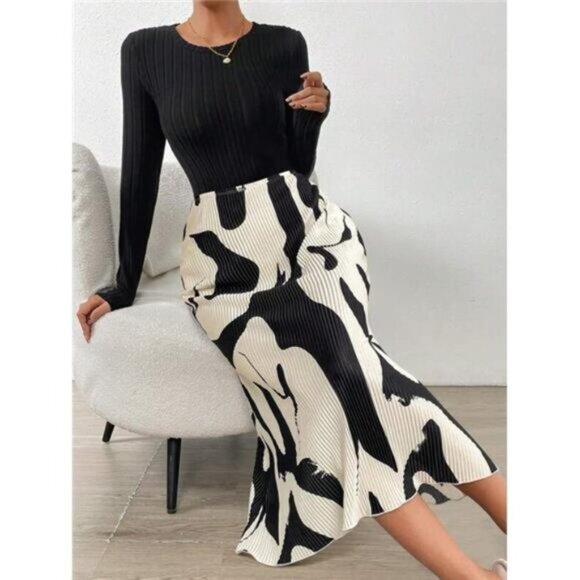 Solid Tee & Graphic Print Skirt - Picture 2 of 7